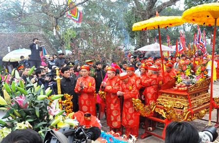 cho-thue-xe-gia-re-nhat-tai-ha-noi-di-le-hoi-den-tran