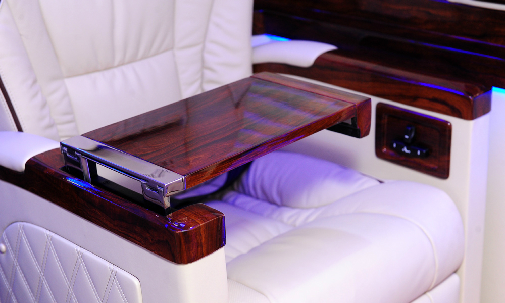 hinh-anh-xe-DCar-limousine-fordtransit-chuyen-co-mat-dat-dongatrans (34)