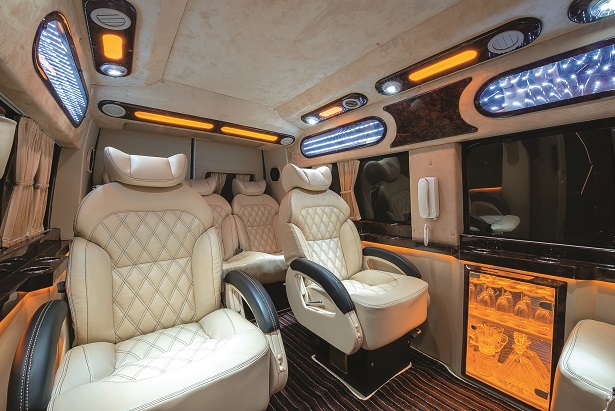 hinh-anh-xe-DCar-limousine-fordtransit-chuyen-co-mat-dat-dongatrans (93)1