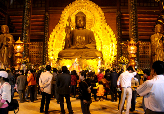 kinh-nghiem-du-lich-chua-bai-dinh-ninh-binh-1