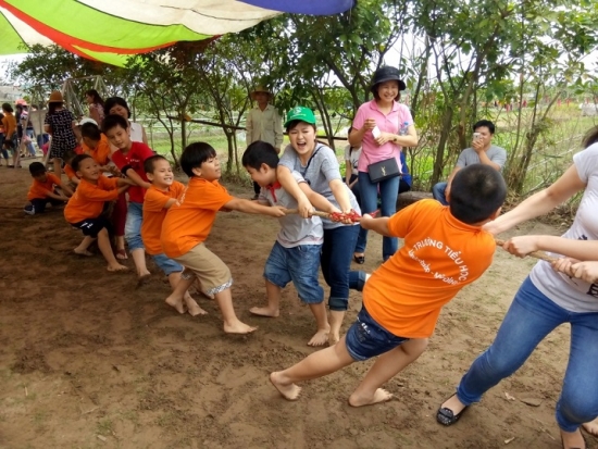 cho-thue-xe-di-trang-trai-gia-duc-viet-village-thuong-tin-1